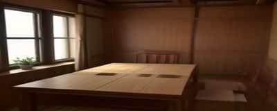 编辑团队在工作室内进行挠脚心游戏网站实测的工作场景，多屏对比，专业评测氛围